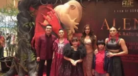 Para pemain dan tim produksi saat konferensi pers peluncuran film thriller horor “Alena Anak Ratu Iblis” di XXI Epicentrum, Jakarta. (Instagram.com/@alenamovie_official)