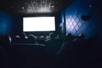 Nonton film horor bisa memberikan pengalaman menegangkan dan menyenangkan bagi sebagian orang. (Pexels.com/Bence Szemerey) 