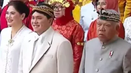 Menteri Badan Usaha Milik Negara (BUMN) Erick Thohir dan Menteri PUPR Basuki Hadimuljono saat upacara Hari Ulang Tahun (HUT) Kemerdekaan Indonesia. (Instagram.com/@erickthohir)