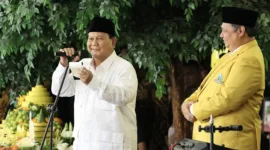 Ketua Umum Partai Gerindra Prabowo Subianto bersama Ketua Umum Golkar Airlangga Hartarto dalam acara tasyakuran HUT ke-59 Golkar. (Dok. Tim Media Prabowo Subianto)