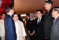 Presiden Jokowi disambut oleh Menteri Pertahanan Prabowo Subianto saat tiba di Tanah Air usai kunjungan dari Tiongkok dan Arab Saudi. (Instagram.com/@sekretariat.kabinet)