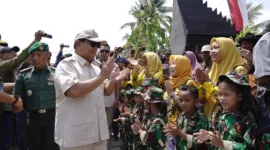 Menteri Pertahanan RI Prabowo Subianto disambut prajurit-prajurit cilik saat tiba di Tuban. (Dok. Tim Media Prabowo Subianto)