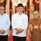 Foto : Ketua BNSP, Syamsi Hari, dan Gubernur Sumatera Barat, Mahyeldi, bersama Kadisnakertrans Nizam Ul Muluk membahas langkah konkret untuk meningkatkan sertifikasi kompetensi di Sumbar, (29/12/23). (Doc.Ist)