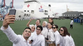 Sederet artis ternama dan pegiat media sosial turut menyaksikan pelepasan kapal rumah sakit TNI KRI dr. Radjiman Wedyodiningrat 992.. (Instagram.com/@attahalilintar)