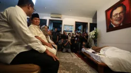 Menteri Pertahanan Prabowo Subianto melayat ke rumah duka eks Menteri Keuangan Rizal Ramli. (Dok. Tim Media Prabowo Subianto)  