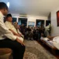 Menteri Pertahanan Prabowo Subianto melayat ke rumah duka eks Menteri Keuangan Rizal Ramli. (Dok. Tim Media Prabowo Subianto)  