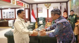 Calon Presiden Prabowo Subianto menerima kedatangan Abah Lala. (Dok Tim Media Prabowo SUbianto)