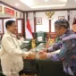 Calon Presiden Prabowo Subianto menerima kedatangan Abah Lala. (Dok Tim Media Prabowo SUbianto)