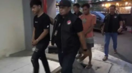 Dua pria berinisial ADR dan RZ yang memasok narkoba bagi artis lawas Ibra Azhari digiring polisi di Polres Metro Jakarta Barat. (Instagram.com/@polres_jakbar)