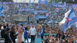 Calon presiden nomor urut 2, Prabowo Subianto, berjoget bersama Denny Cak Nan di Lapangan Gajayana, Malang, Jawa Timur. (Dok. TKN Prabowo - Gibran)