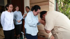 Capres nomor urut 2, Prabowo Subianto mengunjungi Siti Hardjanti, istri almarhum Jenderal TNI (Purn.) Wismoyo Arismunandar. (Dok. Tim Media Prabowo)