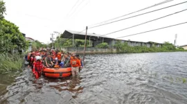Kepala Badan Nasional Penanggulangan Bencana (BNPB) Letjen TNI Suharyanto saat mengunjungi Jawa Tengah. (Dok. BNPB)