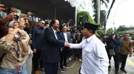 Ketua Umum Partai NasDem Surya Paloh memberikan selamat secara langsung kepada Prabowo Subianto. (Dok. Tim Meida Prabowo)