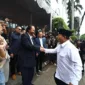 Ketua Umum Partai NasDem Surya Paloh memberikan selamat secara langsung kepada Prabowo Subianto. (Dok. Tim Meida Prabowo)