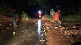 Penanganan Tanah Longsor bersama tim gabungan di kota Palopo. (Dok. BPBD Kota Palopo)