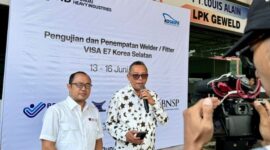 Ketua BNSP Syamsi Hari, bersama peserta sertifikasi welder CPMI tujuan Korea Selatan di LPK Geweld Batam. Sertifikasi yang berlangsung pada 14-16 Juni 2024. (Doc.Ist)