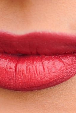 3 Kunci Rahasia Memilih Lipstik Pink agar Kulit Sawo Matang Bercahaya