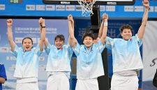 Pada 29 April, tim China sebagai juara tampil dalam upacara penyerahan medali. Foto: Guo Cheng/Xinhua