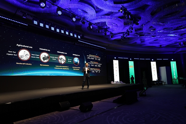 Calvin Zhao, President of MAE Product Line, Wireless Network Solution, Huawei, menyampaikan presentasi di GSMA M360 ASEAN 2026