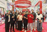 Perwakilan Tourism Selangor berfoto bersama di Pameran Kesehatan Malaysia (MHX) Indonesia 2026 di Jakarta, mempromosikan inisiatif Heal & Explore.