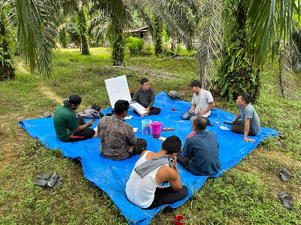 Smallholder farmers take part in a sustainability training session in Subulussalam, Aceh, Indonesia to promote good agricultural practices and responsible palm oil production.